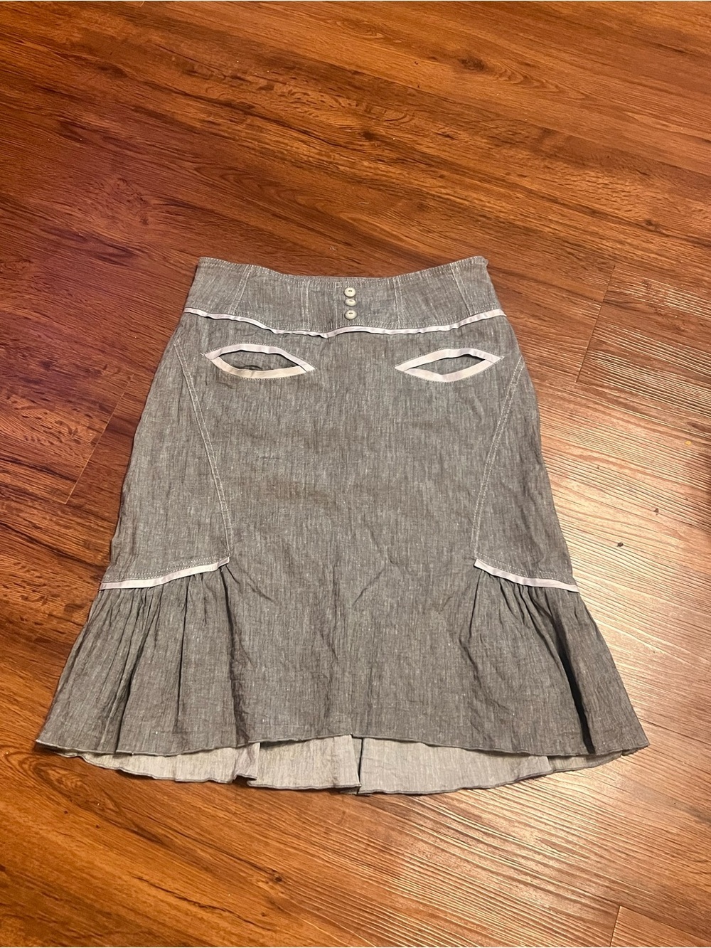 Vintage-Inspired High-Waist Midi Skirt in Gray with Contrast Trim - Picture 4 of 9